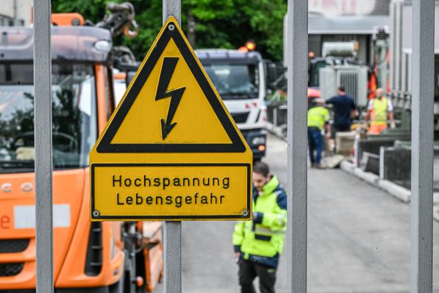 10 June 2026, Baden-Württemberg, Reutlingen: Utility crews conduct urgent repair work following a widespread power outage that disrupted infrastructure across Reutlingen. Technical teams remain deployed in full force to stabilize the local electrical grid and restore power to affected residential and commercial areas. Photo: Jason Tschepljakow/dpa