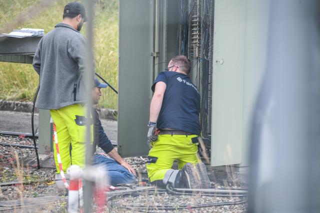 10 June 2026, Baden-Württemberg, Reutlingen: Utility crews conduct urgent repair work following a widespread power outage that disrupted infrastructure across Reutlingen. Technical teams remain deployed in full force to stabilize the local electrical grid and restore power to affected residential and commercial areas. Photo: Jason Tschepljakow/dpa