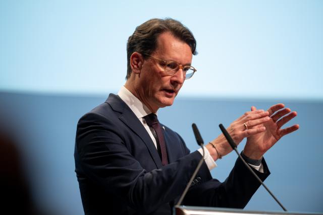 10 June 2026, North Rhine-Westphalia, Oberhausen: North Rhine-Westphalia Minister President Hendrik Wuest delivers a keynote speech during the general assembly of the Association of Cities and Towns at the Luise-Albertz-Halle. Attended by roughly 500 local political leaders and delegates, the biennial assembly stands as the largest municipal policy event in the state. Photo: Fabian Strauch/dpa