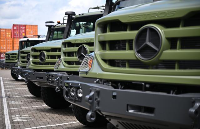 PRODUCTION - 09 June 2026, Rhineland-Palatinate, Wörth am Rhein: Newly manufactured Mercedes-Benz Zetros tactical trucks equipped for military defense operations stand parked outside a production hall at the Mercedes-Benz Trucks assembly plant in Woerth am Rhein, Germany. The heavy-duty, off-road vehicles are undergoing final logistical preparations before deployment to international defense forces. Photo: Katharina Kausche/dpa