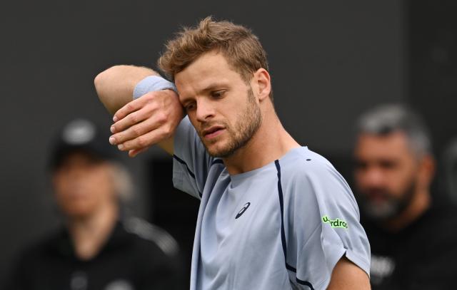 10 June 2026, Baden-Württemberg, Stuttgart: German tennis player Yannick Hanfmann in wipes his sweat during the men's singles round of 16 match against Italian tennis player Mattia Bellucci at the ATP Tour Stuttgart Open. Photo: Marijan Murat/dpa