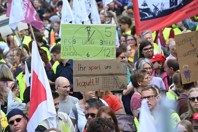 10 June 2026, Lower Saxony, Hanover: Demonstrators gather at a central rally organized by the Verdi service trade union in Germany. The protest against the proposed health insurance reform took place at the official start of the conference of health ministers. Photo: Julian Stratenschulte/dpa