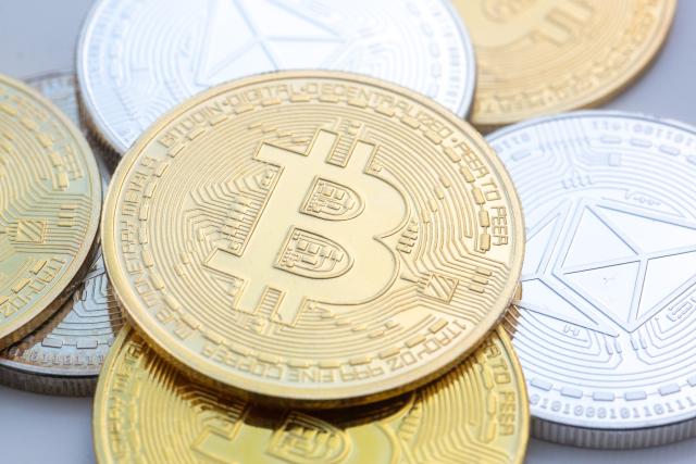 FILED - 10 November 2023, Berlin: FILE PHOTO - Coins with the symbols of Bitcoin (C) and Ethereum are arranged on a table. Photo: Fernando Gutierrez-Juarez/dpa