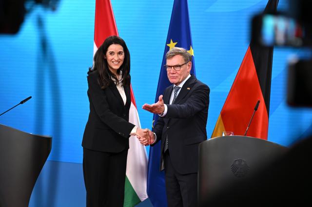 10 June 2026, Berlin: Anita Orban (L), Hungary's Minister of Foreign Affairs, shakes hands with her German counterpart, Johann Wadephul, Minister of Foreign Affairs, during a joint press conference. Photo: Elisa Schu/dpa