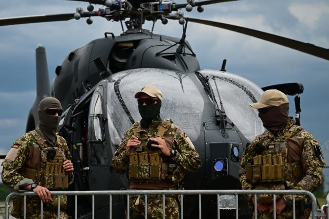 10 June 2026, Brandenburg, Schoenefeld: Special forces personnel from the German Armed Forces stand in front of a helicopter at the International Aerospace Exhibition (ILA). Photo: Sebastian Gollnow/dpa
