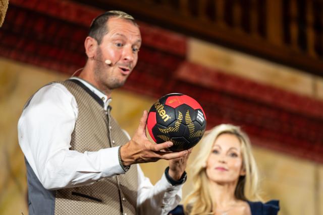 10 June 2026, Bavaria, Munich: Former German handball player Pascal Hens holds the World Cup ball during the draw of the preliminary round groups for the 2027 World Men's Handball Championship. Photo: Lukas Barth-Tuttas/dpa