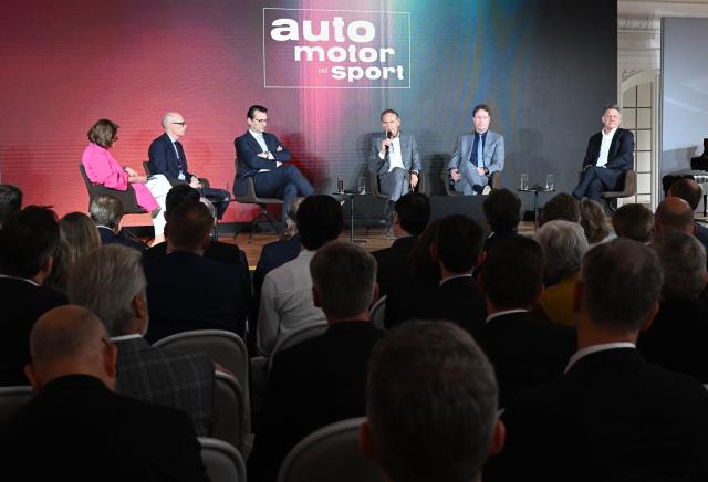 10 June 2026, Baden-Wuerttemberg, Stuttgart: (From 2nd L-R) CEO of the Stuttgart-based sports car manufacturer Porsche Michael Leiters, CEO of BMW AG Milan Nedeljkovic, CEO of Volkswagen AG Oliver Blume, CEO of the Mercedes-Benz Group Ola Kaellenius and CEO of Audi AG Gernot Doellner participate in a panel discussion at an industry event hosted by "Motor Presse Stuttgart" at the New Palace. Photo: Bernd Weißbrod/dpa