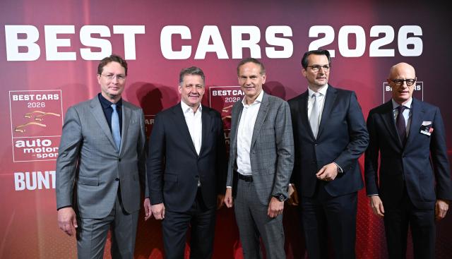 10 June 2026, Baden-Wuerttemberg, Stuttgart: (L-R) CEO of Mercedes-Benz Group Ola Kaellenius, CEO of Audi AG Gernot Doellner, Chairman of the Board of Management of Volkswagen AG Oliver Blume, Chairman of the Board of Management of BMW AG Milan Nedeljkovic and Chairman of the Board of Management of the Stuttgart-based sports car manufacturer Porsche Michael Leiters pose for a photo at an industry event hosted by "Motor Presse Stuttgart" at the New Palace. Photo: Bernd Weißbrod/dpa