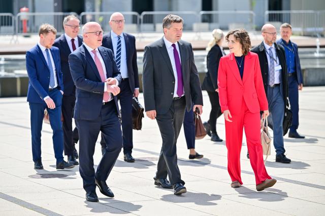 11 June 2026, Brandenburg, Schoenefeld: (L-R) Michael Kretschmer, Minister-President of Saxony; Mario Voigt, Minister-President of Thuringia; Dietmar Woidke, Minister-President of Brandenburg; Kai Wegner, Governing Mayor of Berlin; Sven Schulze, Minister-President of Saxony-Anhalt; and Elisabeth Kaiser, Minister of State and Federal Government Commissioner for Eastern Germany, pose for a group photo at Berlin Brandenburg Airport during the special conference of the heads of government of the eastern German states, chaired by Berlin. Photo: Sebastian Christoph Gollnow/dpa