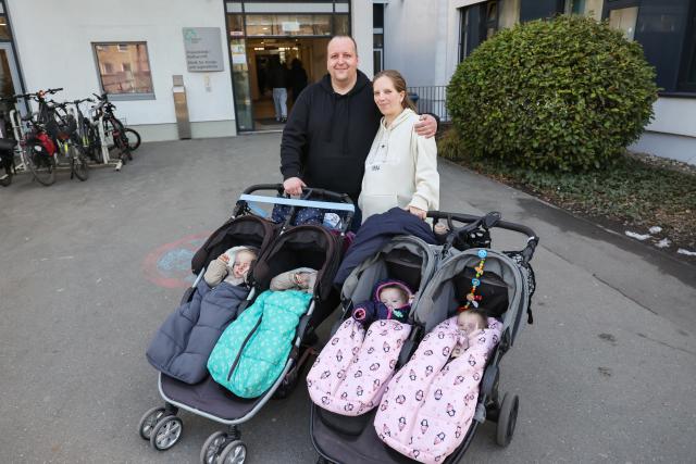 FILED - 10 February 2026, Bavaria, Fuerth: Andreas Rittner (L) and Jasmin Schmidt (R) leave Fuerth Hospital with their four children. The two boys are around two and a half years old, the girls one and a half. Jasmin Schmidt is pregnant again, and the family is expecting twins for the third time. Photo: Daniel Löb/dpa - ATTENTION: For editorial use only in connection with the current reporting on the story "Unbelievable: Woman has twins for the third time"