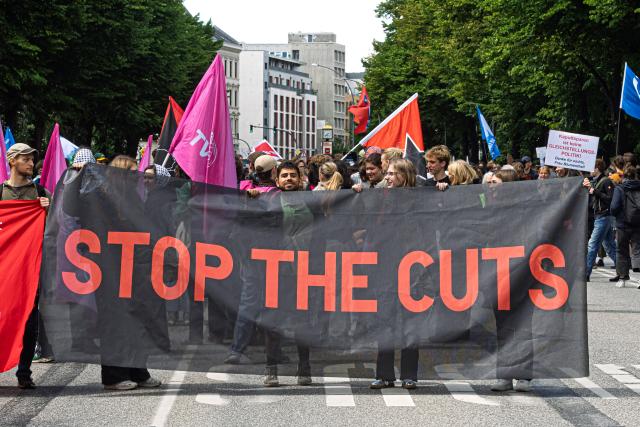11 June 2026, Hamburg: Students hold signs during the "Knowledge Creates the Future" rally. Under the slogan "Knowledge Creates the Future," a coalition of students, staff representatives, and employees at the University of Hamburg is planning a semester of protests against budget cuts and in support of full funding for Hamburg's public universities. Photo: Markus Scholz/dpa