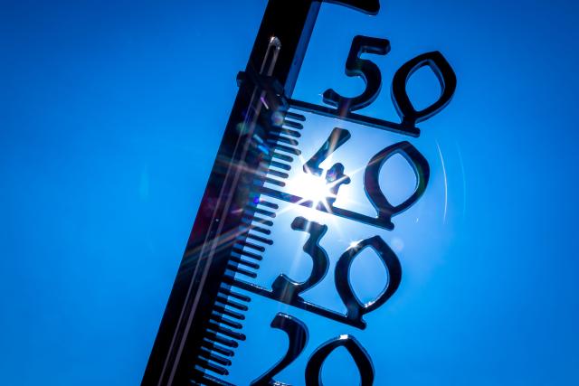 FILED - 19 July 2022, Mecklenburg-Vorpommern, Schwerin: FILE PHOTO - An outdoor thermometer in an allotment garden shows the temperature to be close to 40 degrees. El Niño conditions are in place and are expected to intensify in the Northern Hemisphere, the US National Oceanic and Atmospheric Administration (NOAA) announced on Thursday. Photo: Jens Büttner/dpa