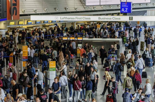 FILED - 13 July 2024, Hesse, Frankfurt/Main: FILE PHOTO - Travellers crowd into the departure hall at Frankfurt Airport. Photo: Andreas Arnold/dpa