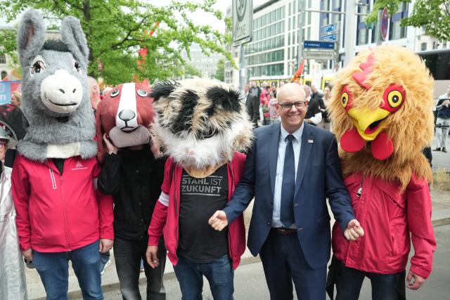 12 June 2026, Berlin: Mayor of Bremen Andreas Bovenschulte (SPD), dressed alongside demonstrators as the Bremen Town Musicians, attends an IG Metall union rally for the future of the steel industry. Photo: Sven Kaeuler/dpa