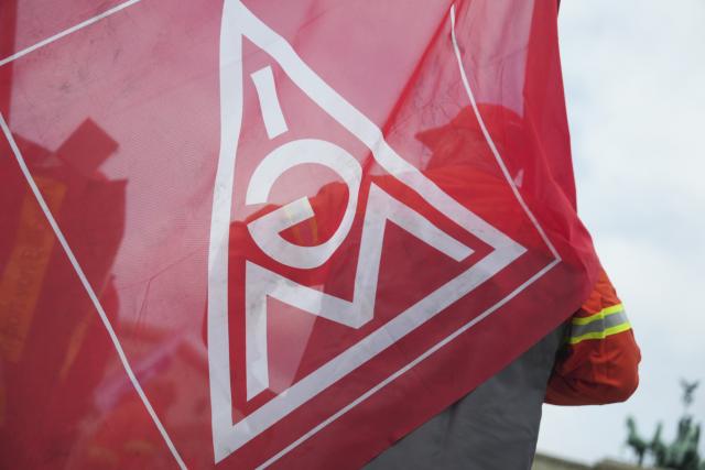 12 June 2026, Berlin: An IG Metall union flag flutters in the wind as hundreds of people demonstrate for the future of the steel industry. Photo: Sven Kaeuler/dpa