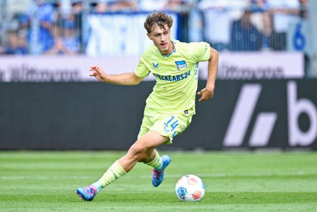 FILED - 24 August 2025, Hesse, Darmstadt: Maurice Krattenmacher of Hertha BSC plays the ball during the Bundesliga 2 match against Darmstadt 98 on Matchday 3 at the Merck Stadium at Boellenfalltor. Photo: Uwe Anspach/dpa - IMPORTANT NOTE: In accordance with the regulations of the DFL German Football League and the DFB German Football Association, it is prohibited to utilize or have utilized photographs taken in the stadium and/or of the match in the form of sequential images and/or video-like photo series.