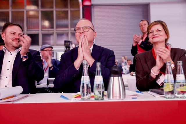 13 June 2026, North Rhine-Westphalia, Duesseldorf: Jochen Ott (SPD, M), chair of the SPD state parliamentary group, was elected as the party's top candidate for the 2027 state election at the North Rhine-Westphalia SPD State Delegates' Conference and received a round of applause. Photo: Thomas Banneyer/dpa