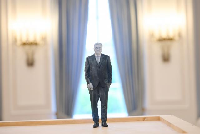 13 June 2026, Berlin: A 3D plaster scan by artist Karin Sander depicting German Federal President Frank-Walter Steinmeier is displayed at Bellevue Palace in Berlin, Germany. The official presidential residence is serving as a temporary pop-up gallery from June 13-28 before closing for a multi-year renovation project. Photo: Annette Riedl/dpa