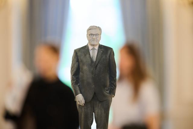 13 June 2026, Berlin: A 3D plaster scan by artist Karin Sander depicting German Federal President Frank-Walter Steinmeier is displayed at Bellevue Palace. The official presidential residence is serving as a temporary pop-up gallery from June 13-28 before closing for a multi-year renovation project. Photo: Annette Riedl/dpa
