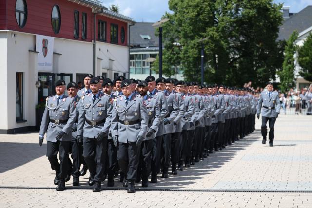 13 June 2026, North Rhine-Westphalia, Medebach: The recruits march to the site where the Bundeswehr's ceremonial oath-taking ceremony is taking place. Recruits from Tank Brigade 21 in Ahlen and Unna take their oath of service. Photo: Christoph Reichwein/dpa