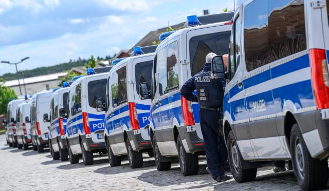 13 June 2026, Brandenburg, Eberswalde: About 1,000 people demonstrated for tolerance at Christopher Street Day (CSD) in Eberswalde, where police security was stepped up. The event was accompanied by a far-right counter-demonstration with about 50 participants. According to police, both gatherings proceeded peacefully. Photo: Patrick Pleul/dpa