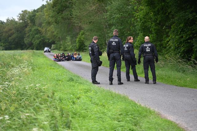 13 June 2026, Lower Saxony, Brettorf: Police officers stand in front of people who are sitting down to block a street used as an access route to the so-called "Sturmfest" of Generation Germany. Representatives of the Young Republicans from New York are visiting the so-called "Sturmfest" of Generation Germany. Photo: Lars Penning/dpa