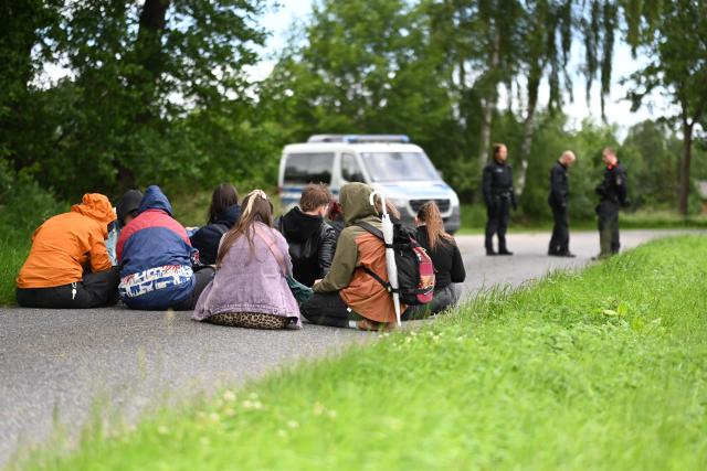 13 June 2026, Lower Saxony, Brettorf: People are sitting in the street, blocking access to the so-called "Sturmfest der Generation Deutschland." Representatives of the Young Republicans from New York are visiting the so-called "Sturmfest der Generation Deutschland." Photo: Lars Penning/dpa