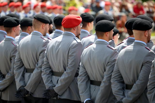 13 June 2026, North Rhine-Westphalia, Medebach: Recruits take part in a Bundeswehr swearing-in ceremony. Recruits from Tank Brigade 21 in Ahlen and Unna take their oath of service. Photo: Christoph Reichwein/dpa