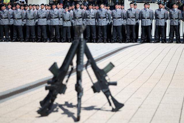 13 June 2026, North Rhine-Westphalia, Medebach: Recruits take part in a Bundeswehr swearing-in ceremony. Recruits from Tank Brigade 21 in Ahlen and Unna take their oath of service. Photo: Christoph Reichwein/dpa