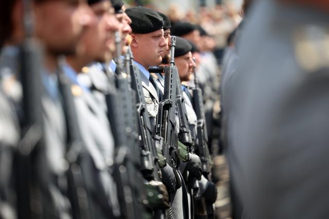 13 June 2026, North Rhine-Westphalia, Medebach: Recruits take part in a Bundeswehr swearing-in ceremony. Recruits from Tank Brigade 21 in Ahlen and Unna take their oath of service. Photo: Christoph Reichwein/dpa