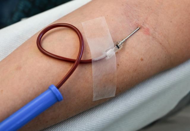 FILED - 28 November 2025, Berlin: FILE PHOTO - A blood donor gives her blood donation at the Bloody X-Mas market on the Charite campus. Photo: Jens Kalaene/dpa