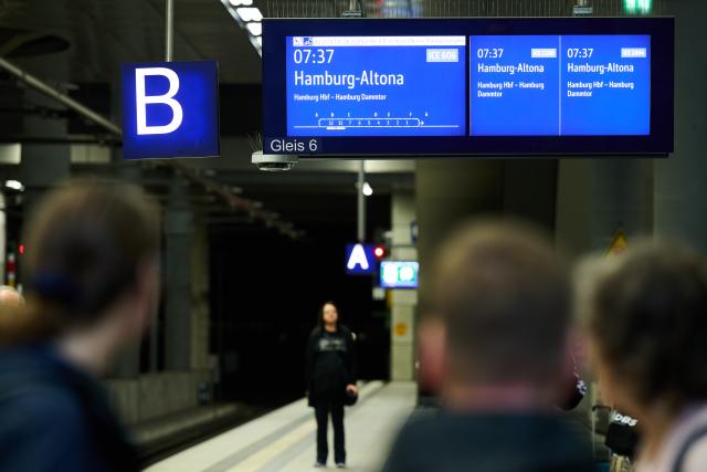 14 June 2026, Berlin: People look at the display at Berlin Central Station as they waiting for the ICE train to Hamburg. Following a complete renovation, the Hamburg-Berlin rail line has been fully reopened as of today. Photo: Annette Riedl/dpa