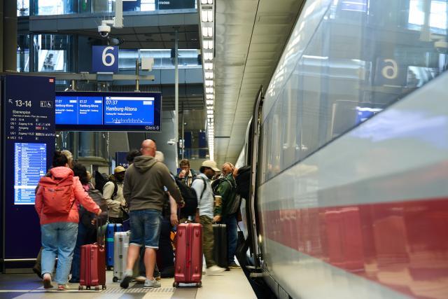 14 June 2026, Berlin: People board the ICE train heading to Hamburg at Berlin Central Station. Following a complete renovation, the Hamburg-Berlin rail line has been fully reopened as of today. Photo: Annette Riedl/dpa