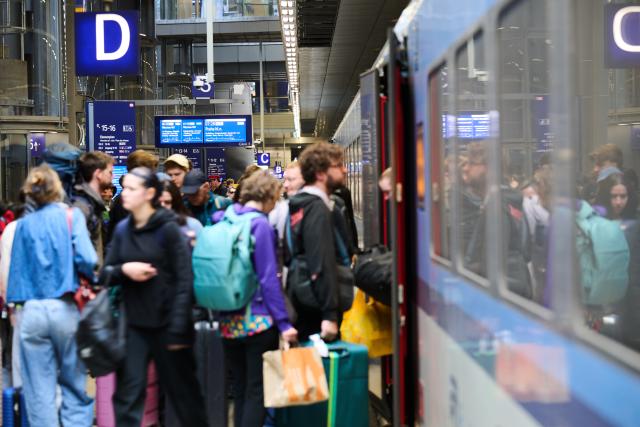 14 June 2026, Berlin: People board the ICE train heading to Hamburg at Berlin Central Station. Following a complete renovation, the Hamburg-Berlin rail line has been fully reopened as of today. Photo: Annette Riedl/dpa