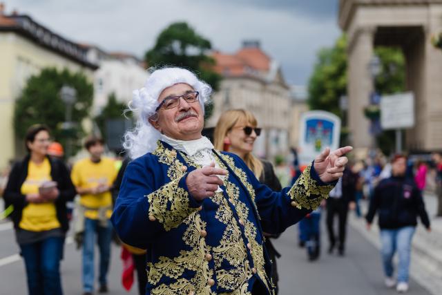 14 June 2026, Thuringia, Meiningen: Participants dance in the streets during a parade celebrating the 200th birthday of Georg II, the "Theater Duke" of Saxe-Meiningen.
About 50 scenes and some 2,000 participants bring the life and work of the "Theater Duke" to life during the parade. Photo: Michael Reichel/dpa