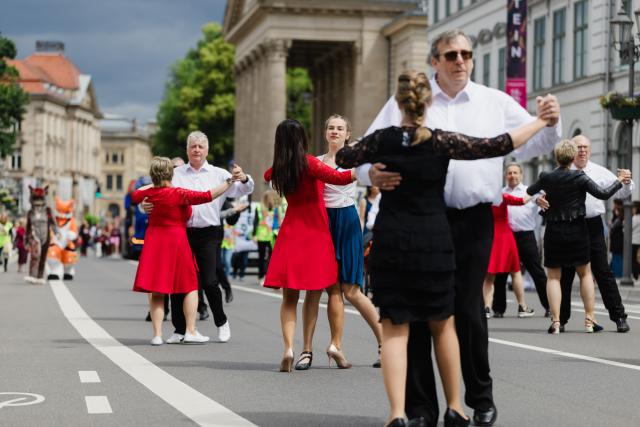 14 June 2026, Thuringia, Meiningen: Participants dance in the streets during a parade celebrating the 200th birthday of Georg II, the "Theater Duke" of Saxe-Meiningen.
About 50 scenes and some 2,000 participants bring the life and work of the "Theater Duke" to life during the parade. Photo: Michael Reichel/dpa