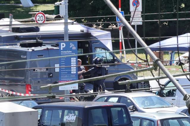 14 June 2026, Konstanz: Police officers in protective gear search the scene in Konstanz, following a bomb threat. A 24-hour flea market and the train station in Konstanz have been partially closed due to the threat. Photo: Förster/swd-medien/dpa