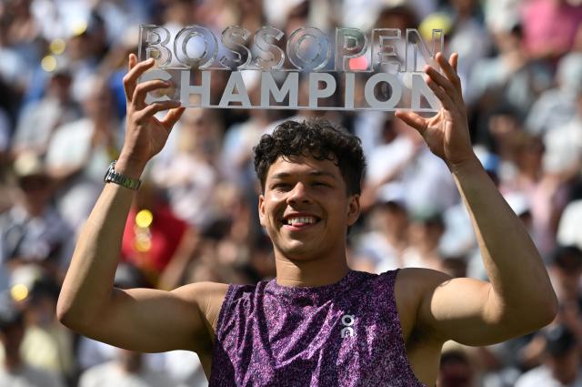 14 June 2026, Baden-Wuerttemberg, Stuttgart: American tennis player Ben Shelton celebrates after defeating fellow American Taylor Fritz in the Men's Singles Final tennis match on Day Seven of the Stuttgart Open at Stuttgart Open. Photo: Marijan Murat/dpa