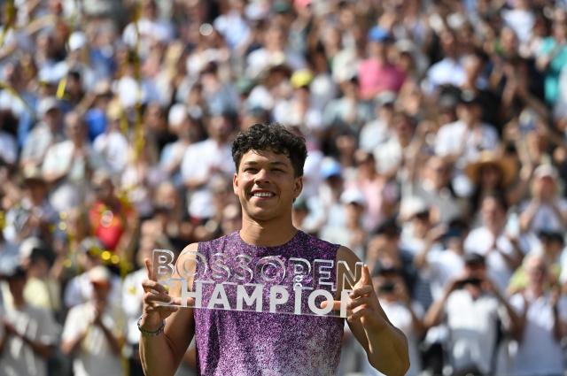 14 June 2026, Baden-Wuerttemberg, Stuttgart: American tennis player Ben Shelton celebrates after defeating fellow American Taylor Fritz in the Men's Singles Final tennis match on Day Seven of the Stuttgart Open at Stuttgart Open. Photo: Marijan Murat/dpa