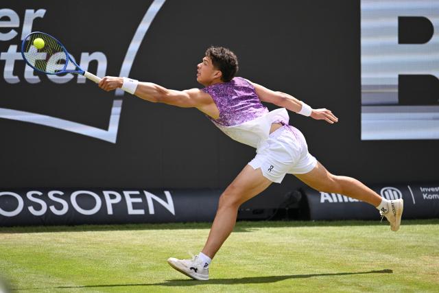 14 June 2026, Baden-Wuerttemberg, Stuttgart: American tennis player Ben Shelton plays a forehand return against USA's Taylor Fritz during their Men's Singles Final tennis match during Day Seven of the Stuttgart Open Tennis Tournament. Photo: Marijan Murat/dpa