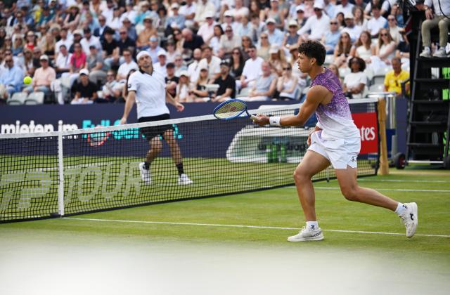 14 June 2026, Baden-Wuerttemberg, Stuttgart: American tennis player Ben Shelton (R) plays a forehand return against USA's Taylor Fritz (L) during their Men's Singles Final tennis match during Day Seven of the Stuttgart Open Tennis Tournament. Photo: Marijan Murat/dpa