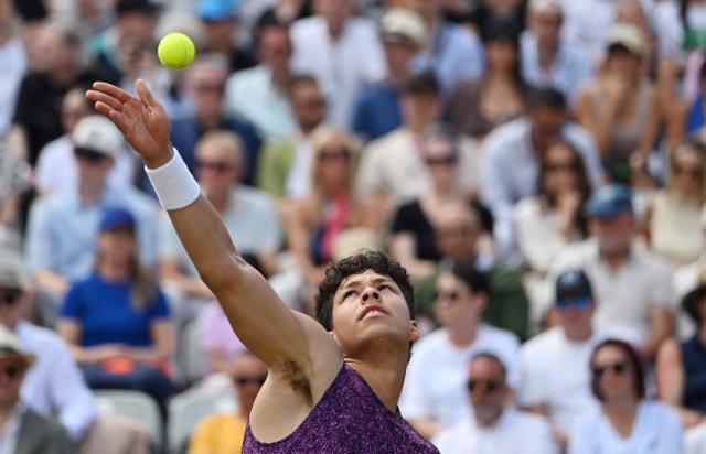 14 June 2026, Baden-Wuerttemberg, Stuttgart: American tennis player Ben Shelton serves against USA's Taylor Fritz during their Men's Singles Final tennis match during Day Seven of the Stuttgart Open Tennis Tournament. Photo: Marijan Murat/dpa