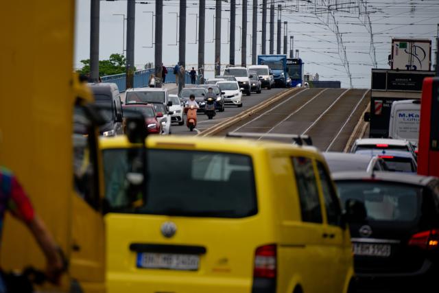 FILED - 08 June 2026, Bonn: FILE PHOTO - Vehicles are stuck in traffic on the Kennedy Bridge in downtown Bonn. According to Bonn's municipal transport authority, travel on buses, trams and light rail services across the city would be free from Monday through the end of June. Photo: Henning Kaiser/dpa