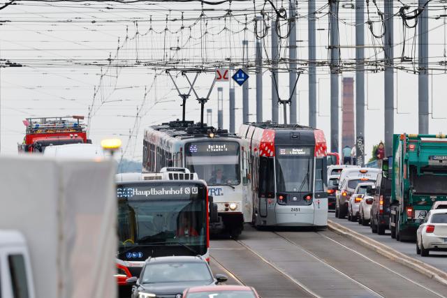 15 June 2026, North Rhine-Westphalia, Bonn: Public trams pass vehicles stuck in traffic on the Kennedy Bridge. Photo: Thomas Banneyer/dpa