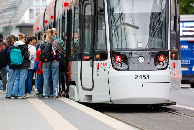 15 June 2026, North Rhine-Westphalia, Bonn: People board an SWB tram at the Bertha-von-Suttner-Platz station Photo: Thomas Banneyer/dpa