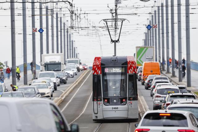 15 June 2026, North Rhine-Westphalia, Bonn: Public trams pass vehicles stuck in traffic on the Kennedy Bridge. Photo: Thomas Banneyer/dpa