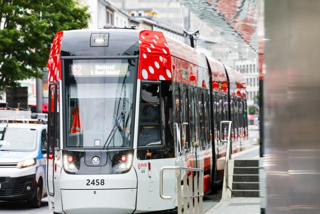 15 June 2026, North Rhine-Westphalia, Bonn: A public tram stops at the Bertha-von-Suttner-Platz station. Photo: Thomas Banneyer/dpa