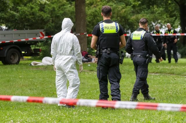 15 June 2026, Hamburg: Police investigators are on the scene in the Harburg district following reports that a person was injured in a shooting in Hamburg-Harburg. Photo: Bodo Marks/dpa