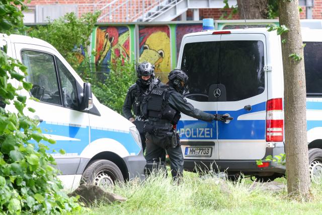 15 June 2026, Hamburg: Police officers are on the scene in the Harburg district following reports that a person was injured in a shooting in Hamburg-Harburg. Photo: Bodo Marks/dpa