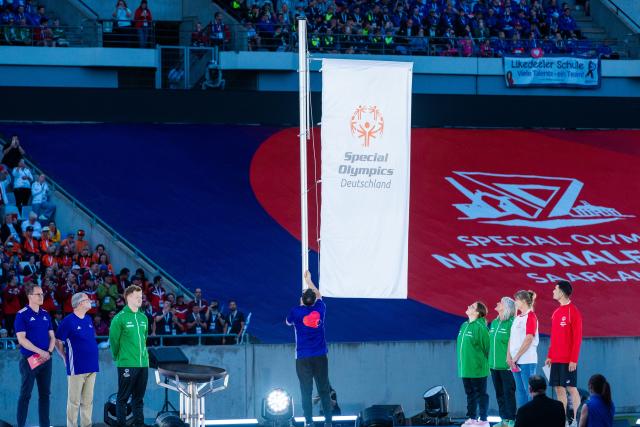15 June 2026, Saarland, Saarbruecken: A flag is raised during the opening ceremony of the 2026 Special Olympics National Games Saarland 2026 at Ludwigsparkstadion. The lighting of the Flame of Hope officially marks the start of the sports week for people with intellectual and multiple disabilities, which runs through 20 June 2026. Photo: Laszlo Pinter/dpa